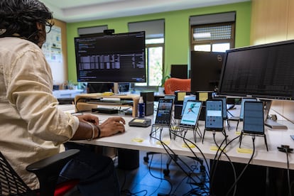 Un investigador analiza el comportamiento del bluetooth y wifi de móviles en una sala del instituto Imdea Networks de Leganés (Madrid).