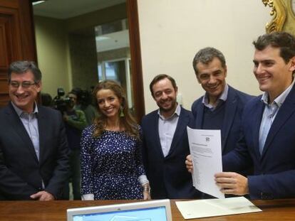 De izquierda a derecha, los diputados de Ciudadanos Ignacio Prendes, Patricia Reyes, Francisco de la Torre, Toni Cantó y Albert Rivera en el Congreso.