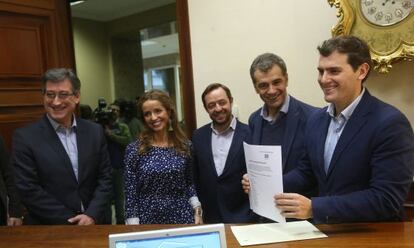 De izquierda a derecha, los diputados de Ciudadanos Ignacio Prendes, Patricia Reyes, Francisco de la Torre, Toni Cantó y Albert Rivera en el Congreso.