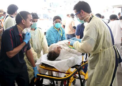 Personal médico tiende a un peregrino herido tras un aplastamiento causado por una avalancha en el Mina,