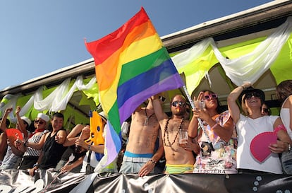 La bandera del orgullo gay ha sido el emblema más recurrente en la cabalgata. Hasta en la cara se la han pintado algunos.