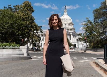 La presidenta de la Comunidad de Madrid, Isabel Díaz Ayuso, a las afueras del Capitolio, Washington.