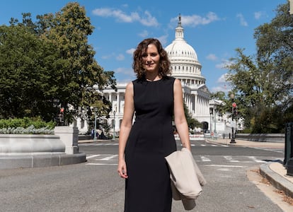 La presidenta de la Comunidad de Madrid, Isabel Díaz Ayuso, a las afueras del Capitolio, Washington.