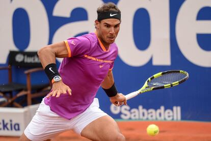 El tenista español Rafa Nadal devuelve la pelota al sudafricano Rogerio Dutra Silva en el Trofeo Conde de Godó. Nadal ha ganado por 3-6 y 4-6.