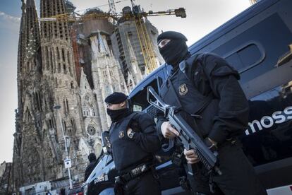 Dos agents dels Mossos, armats, ahir a la Sagrada Família.