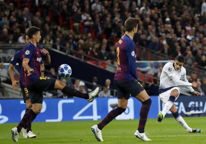 El centrocampista del Tottenham, Erik Lamela, dispara a puerta para marcar el segundo gol del equipo inglés.