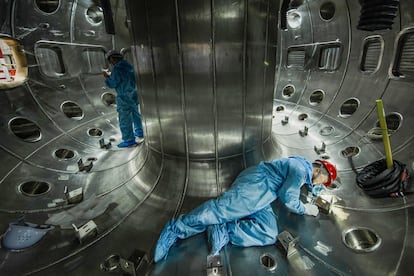 Personal de la Corporación Nuclear Nacional de China (CNNC) trabaja en la cámara de vacío del HL-2M Tokamak, en 2019.