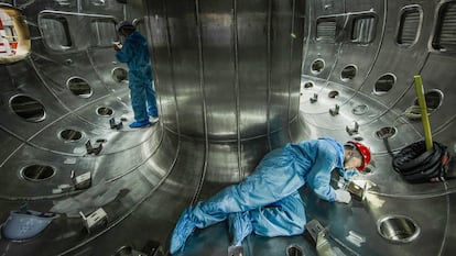 Personal de la Corporación Nuclear Nacional de China (CNNC) trabaja en la cámara de vacío del HL-2M Tokamak, en 2019.
