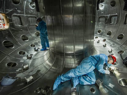 Personal de la Corporación Nuclear Nacional de China (CNNC) trabaja en la cámara de vacío del HL-2M Tokamak, en 2019.