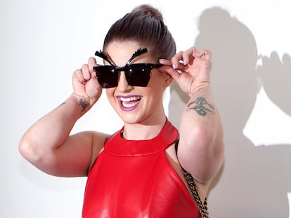 Kelly Osbourne o cómo cambiar el concepto de famosa escondida tras unas gafas de sol