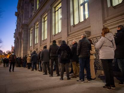 Colas en el Banco de España para comprar letras del Tesoro, este miércoles.