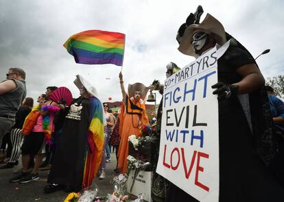 Los participantes muestran su dolor por las víctimas del tiroteo en Orlando durante el desfile del orgullo Gay en Los Ángeles, California, el 12 de junio de 2016.