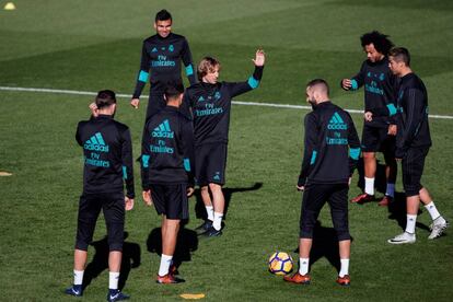 Cristiano, entre Marcelo y Benzema, mira a Modric en uno de los rondos de Valdebebas en el &uacute;ltimo entrenamiento previo al derbi.