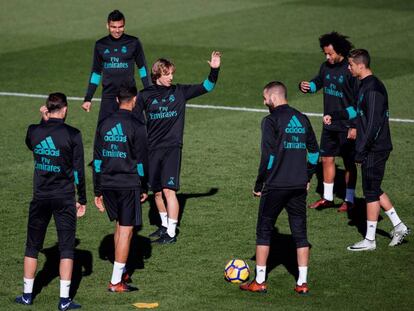 Cristiano, entre Marcelo y Benzema, mira a Modric en uno de los rondos de Valdebebas en el &uacute;ltimo entrenamiento previo al derbi.