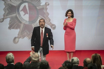 La presidenta de la Comunidad de Madrid, Isabel Díaz Ayuso, aplaude al cineasta José Luis García tras recibir su medalla.