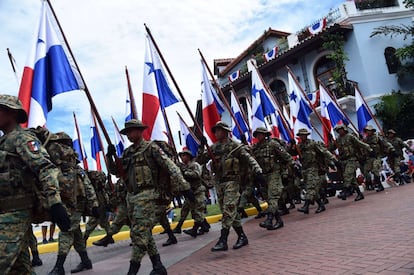 Soldados de Senafront (servicio nacional de fronteras) de Panamá durante las conmemoraciones del 112ª aniversario de la independencia de Panamá de Colombia.