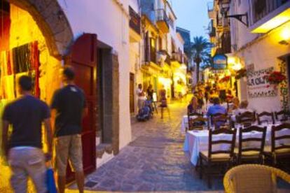 Terrazas y tiendas en Dalt Vila, la parte vieja de la ciudad de Ibiza.