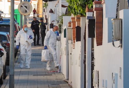 Efectivos de criminalística de la Guardia Civil entrando en la vivienda donde residía la víctima.