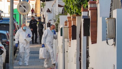 Efectivos de criminalística de la Guardia Civil entran en la vivienda de Cartaya (Huelva) donde fue hallada muerta con signos de violencia una mujer.