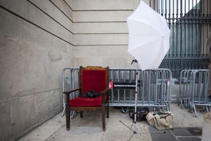 La cadira amb què s'han retratat tots els ciutadans i el material d'il·luminació a la plaça Sant Jaume.