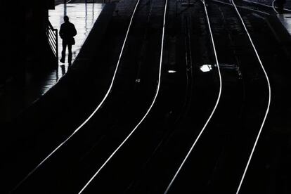 Un pasajero espera en la estaci&oacute;n de Atocha, durante la huelga de trenes de 2013.