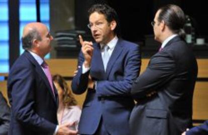 El ministro de Econom&iacute;a y Competitividad espa&ntilde;ol, Luis de Guindos (i), conversa con su hom&oacute;logo sueco, Anders Borg (d), y con el presidente del Eurogrupo, Jeroen Dijsselbloem
