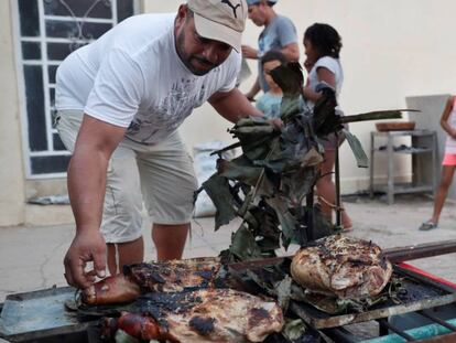Un hombre asa carne esta Nochevieja en Cuba.