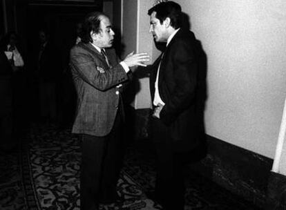 Jordi Pujol y Adolfo Suárez conversan en un pasillo del Congreso de los Diputados, en una imagen de Julio de 1978.