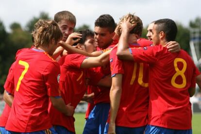 La selección española celebra el primer gol de Pacheco, primero por la izquierda, en la semifinal del Europeo Sub-19 ante Inglaterra.