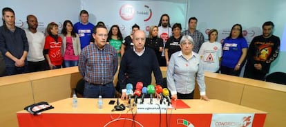 Raúl Arza, en el centro de la primera fila, rodeado de los delegados al congreso de UGT-Euskadi que apoyan su candidatura.