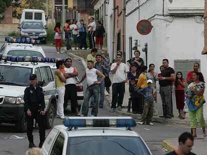 Cordón policial en L'Alquerieta de Alzira tras el tiroteo el pasado 30 de marzo de 2006.