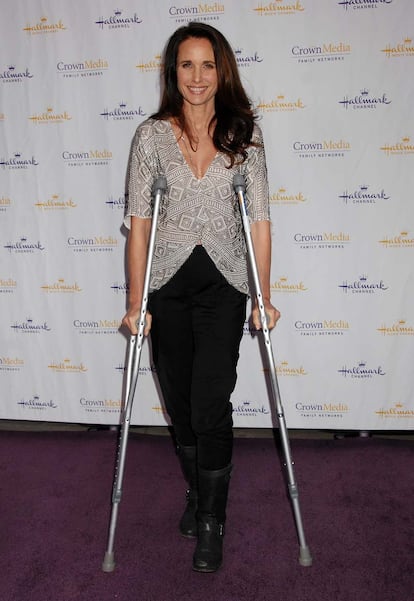 Andie Macdowell posa sonriente a pesar de la molestia de acudir en muletas a un evento.