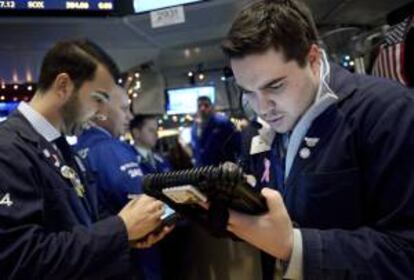 El Dow Jones restaba 10,52 puntos para situarse en las 13.639,18 unidades media hora después del inicio de la sesión. EFE/Archivo