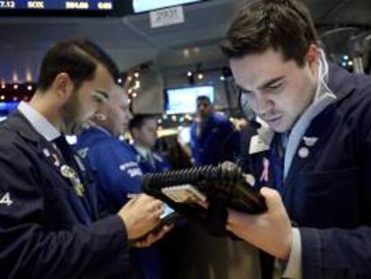 El Dow Jones restaba 10,52 puntos para situarse en las 13.639,18 unidades media hora después del inicio de la sesión. EFE/Archivo