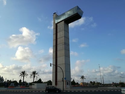 La Torre Miramar y su rotonda en la entrada Norte de Valencia.