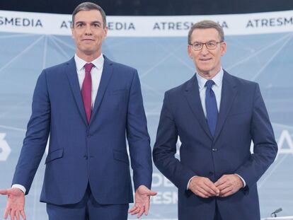 10/07/2023 El presidente del Gobierno y candidato  del PSOE a la reelección, Pedro Sánchez (i), y el candidato del PP a la presidencia, Alberto Núñez Feijóo (d), antes del programa 'Cara a Cara. El Debate', en Atresmedia, a 10 de julio de 2023, en Madrid (España). Este es el primer debate de la campaña electoral y el único al que Feijóo ha accedido a participar de los propuestos por Pedro Sánchez, al haber rechazado los organizados por RTVE y el Grupo Prisa. El programa se estructura en torno a cuatro bloques temáticos, cuyo orden está marcado por la actualidad informativa y el criterio periodístico. Los candidatos no pueden hacer uso de dispositivos electrónicos, como teléfonos móviles, tablets, relojes inteligentes, etc.
POLITICA 
Eduardo Parra - Europa Press
