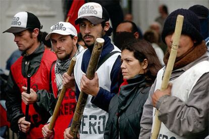 Un piquete blandiendo garrotes y barras se dirige hacia la Legislatura de la ciudad de Buenos Aires el 22 de julio de 2004 para manifestarse contra una ley local.