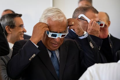 El primer ministro de Portugal, António Costa, en una visita a la escuela de secundaria Alexandre Herculano, en Oporto, el 13 de septiembre.