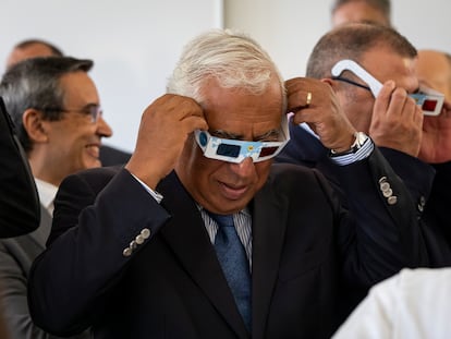 El primer ministro de Portugal, António Costa, en una visita a la escuela de secundaria Alexandre Herculano, en Oporto, el 13 de septiembre.