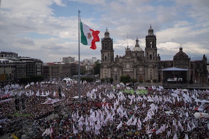 Asistentes congregados en el Zócalo para presenciar el discurso de Claudia Sheinbaum, el 1 de octubre de 2024 en Ciudad de México. 