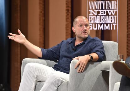 El diseñador Jonathan Ive, en una intervención pública en San Francisco en 2015, cuando era jefe de diseño en Apple.