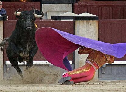 José María Lázaro recibe a porta gayola a su segundo novillo de la tarde, en la 19ª corrida de abono de San Isidro de 2007.