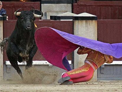 José María Lázaro recibe a porta gayola a su segundo novillo de la tarde, en la 19ª corrida de abono de San Isidro de 2007.