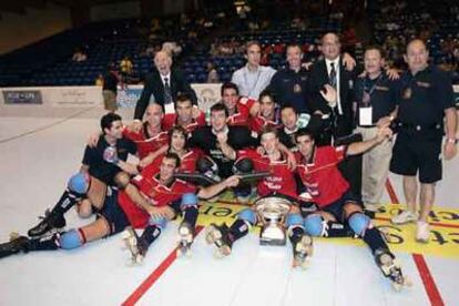 La selección española posa tras el partido con el trofeo de campeón del mundo.