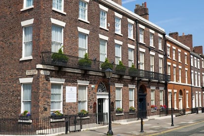 Pasear por Rodney Street (en la imagen) y su arquitectura de estilo georgiano; disfrutar de un día de campo en el centro de Liverpool visitando Croxteth Hall, propiedad del siglo XVI con una granja, un jardín victoriano y una reserva natural; contemplar una arquitectura industrial victoriana bien conservada; explorar áreas circundantes como el Wirral y el oeste del río Mersey. El 'tou'r guiado por los escenarios reales de 'Peaky Blinders', que sigue las andanzas de una familia de gánsters de los años veinte del siglo pasado, es un buen ejemplo de cómo una ciudad puede sacarle rédito turístico a las series a las que cede sus escenarios urbanos. En diciembre de 2017, además, abrió el Peaky Blinders Bar (peakyblindersliverpool.com), ambientado en 1920.