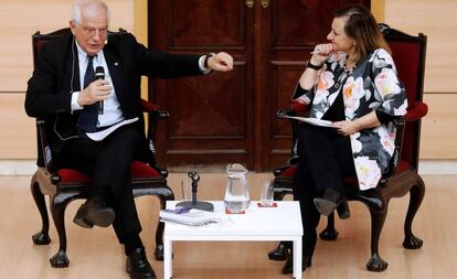 El ministro de Exteriores,Josep Borrell, y la alta comisionada para la Agenda 2030, Cristina Gallach, en una reunión con jóvenes sobre el futuro de Europa, este miércoles en Madrid.