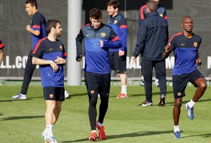 Piqu&eacute;, junto a Cesc, se entrena antes de viajar a Zaragoza.