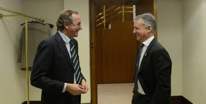 El lehendakari charla con el presidente del PP vasco, Alfonso Alonso, en una sesión anterior.