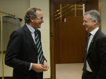 El lehendakari charla con el presidente del PP vasco, Alfonso Alonso, en una sesi&oacute;n anterior. 