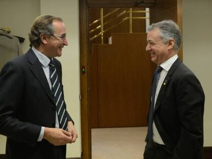 El lehendakari charla con el presidente del PP vasco, Alfonso Alonso, en una sesi&oacute;n anterior. 